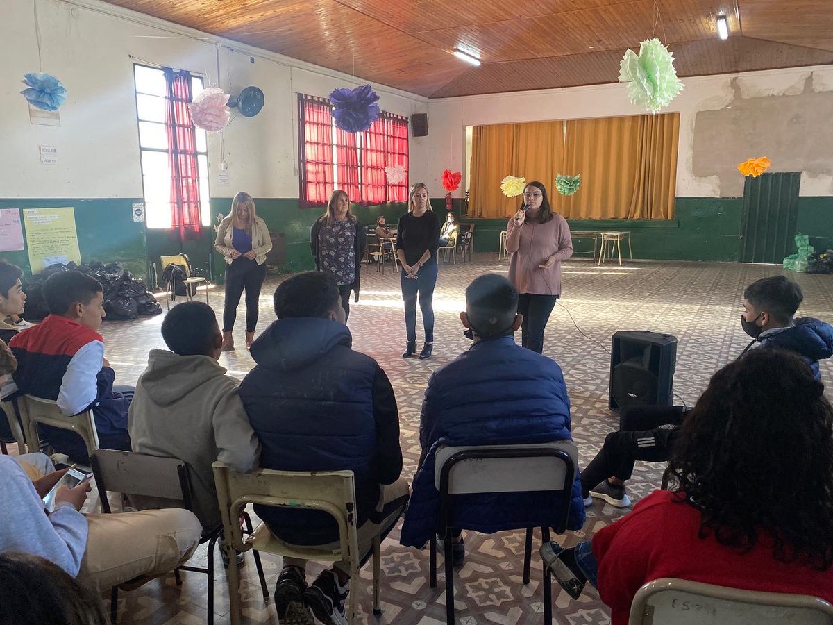 LucilaLaguzzi's tweet photo. 🗣 ARRANCAMOS 🙌🏼

👉🏼 Se viene un nuevo año del #ConcejoDeliberanteEstudiantil. 👏🏼

🏫 Estuvimos por las Escuelas #EES15 y la #EES17 invitando a los y las jóvenes a participar. 💪🏼

#HCDJunín • #Estudiantes • #Educación 📚 https://t.co/aKSC4FS8Ge