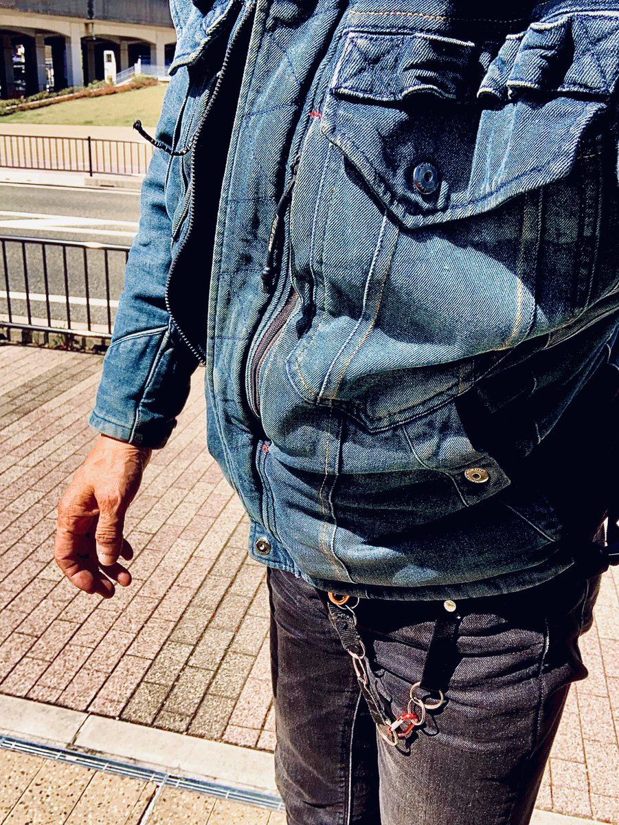 Kuwatomo084's tweet photo. はーい❣😊
くわともです❣
今回は商品の紹介で
ファルコ880レノックス
色はBlueおしゃれイズムで
イタリアのメーカーらしい
カジュアルなハイカットスニーカーで通気性が高く、防水性も良く、かかと足首つま先とABS樹脂を成型したカップを内蔵しでプロテクトされて
ツーリングにいい感じです。 https://t.co/uIeTGF1qfH