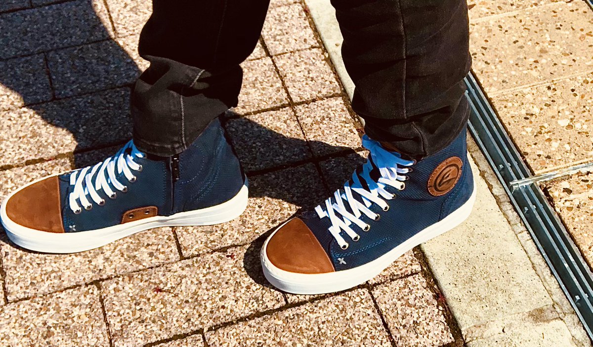 Kuwatomo084's tweet photo. はーい❣😊
くわともです❣
今回は商品の紹介で
ファルコ880レノックス
色はBlueおしゃれイズムで
イタリアのメーカーらしい
カジュアルなハイカットスニーカーで通気性が高く、防水性も良く、かかと足首つま先とABS樹脂を成型したカップを内蔵しでプロテクトされて
ツーリングにいい感じです。 https://t.co/uIeTGF1qfH