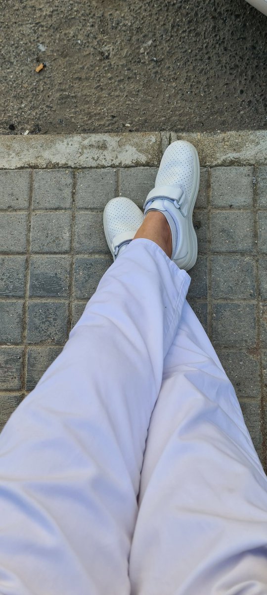 KatherineLoven's tweet photo. My precious smoke&amp;coffe break.

#Feet #nurse #nurses #flipflops #Scrubs #cute https://t.co/wvdZuxz1wo