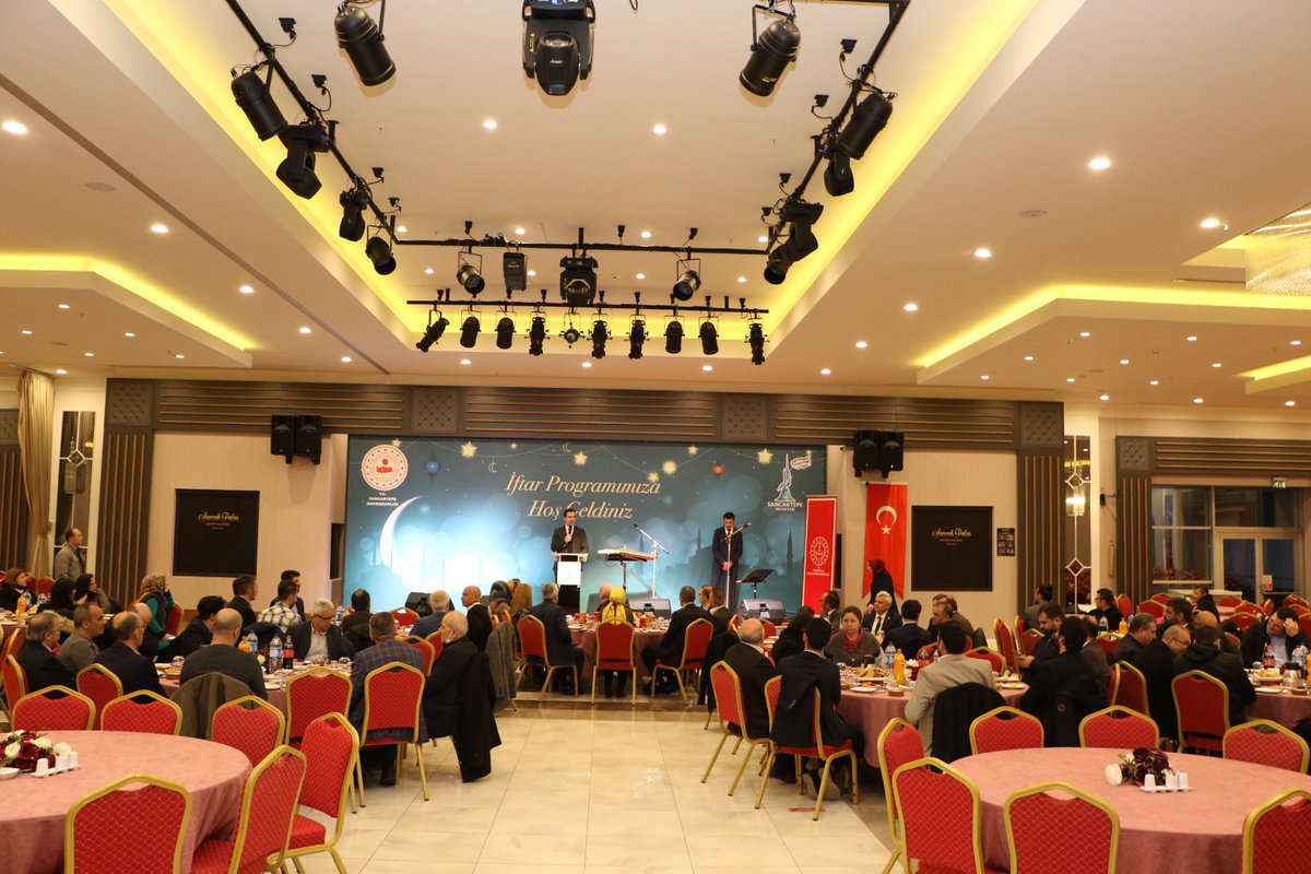 TC_sancaktepe's tweet photo. Kaymakam Ahmet Karakaya, @memsancaktepe tarafından düzenlenen iftar programına katılarak, okul müdürleriyle bir araya geldi.

Programda bir konuşma yapan Kaymakam Ahmet Karakaya, İlçemizdeki eğitim yatırımlarına dikkat çekerek;  okul müdürlerinin eğitimdeki önemini vurguladı. https://t.co/o7LAIu2XeU