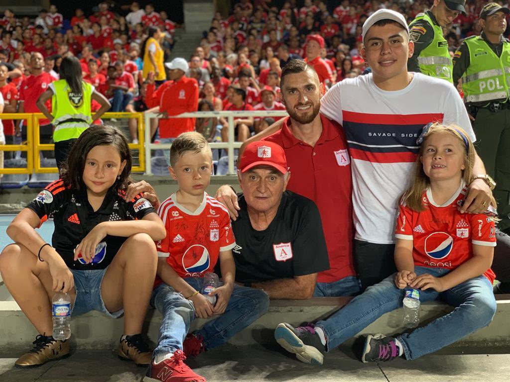 FranciscoHenao's tweet photo. Fueron casi dos años de charlas con el Pecoso Castro en su casa de Manizales para un libro cargado de vivencias y anécdotas, con prólogo de @eldoctorpelaez. Mañana lanzamiento en la Escuela Nacional del Deporte de Cali. @AsoDeporCali @AmericadeCali https://t.co/ZNVLHkFCS0