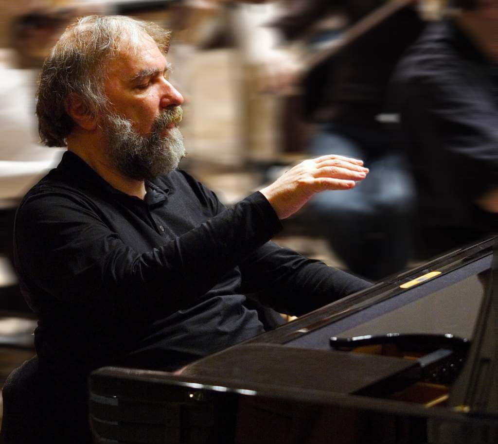 Cirmeau's tweet photo. Mort de deux géants du piano : le Roumain Radu LUPU, dimanche 17 avril. Il avait 76 ans
Le Franco-Etatsunien Nicholas ANGELICH, mort ce lundi 18 avril des suites d’une maladie respiratoire. Il avait 51 ans https://t.co/mIVclOXBCW
