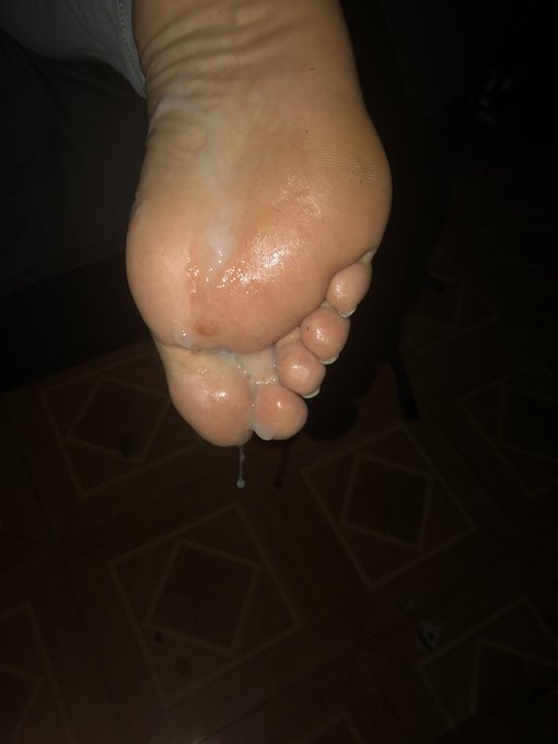 Feet with blue toes are my favorite to cum on 🦶🏻💦💦💦 https://t.co/9J5ocqumQa<a href="/tag/footjob"class="tags"><span>#footjob</span></a>