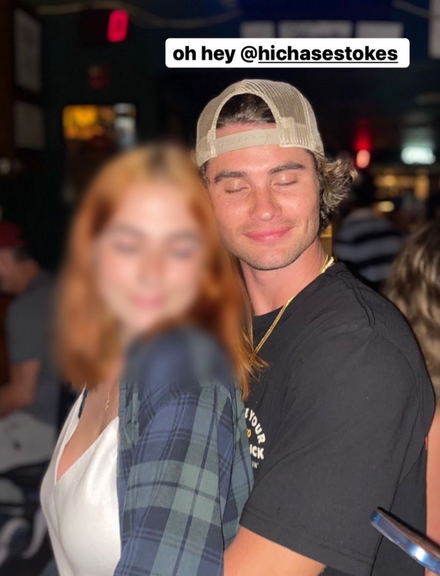 obxbrasil's tweet photo. A CARINHA! Chase Stokes com fã na noite passada, em Charleston. https://t.co/VOuGDNyXhs