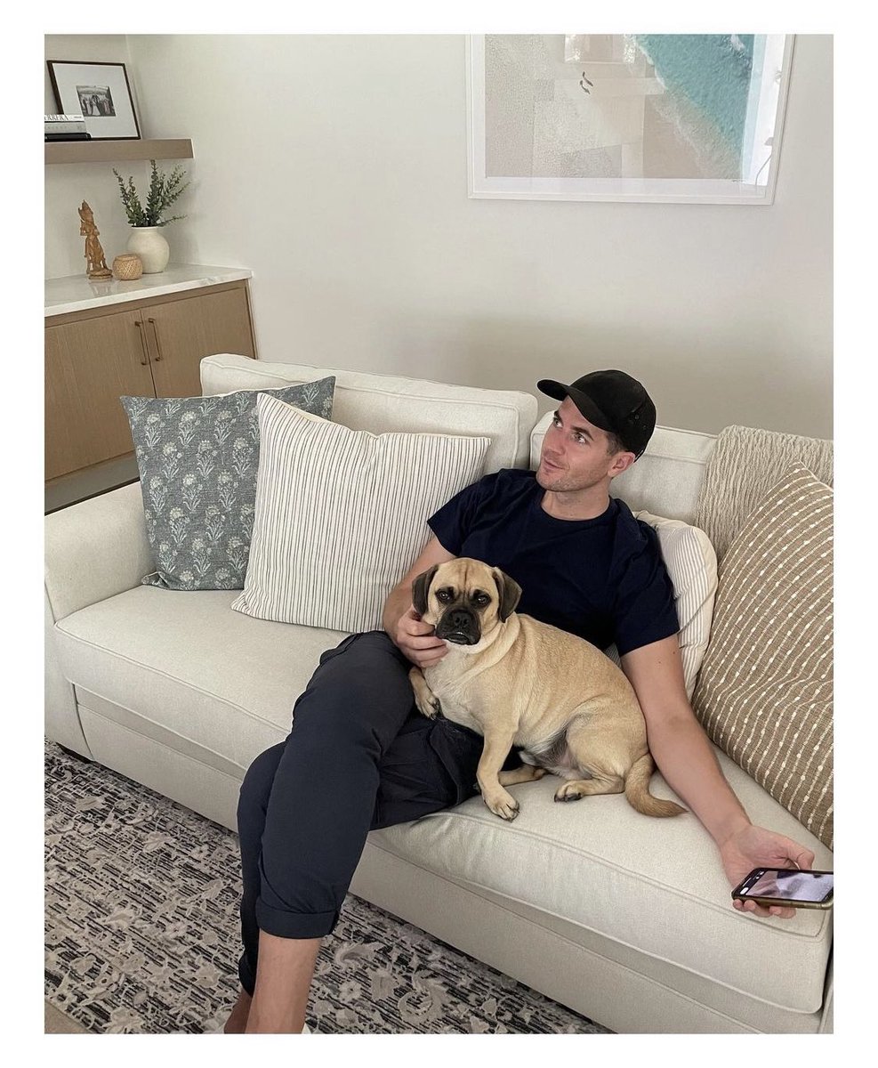 Passionflix_sp's tweet photo. Jay de relax con Milo. Sigo a su perro en IG? Es posible 😆
#passionflix #jayhector https://t.co/qjy0FSxdZA