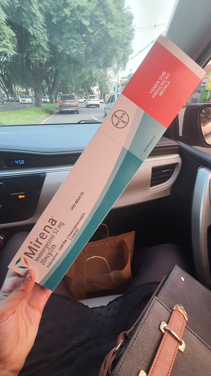 galantoniarosa's tweet photo. fui buscar meu DIU, o moço me chega com uma caixa deste ✋-----------🤚 tamanho e se dá o seguinte diálogo:

eu: moço, que isso, não vai caber 😳😳
moço: minha filha, se deus fez é porque cabe!! https://t.co/LYw6l1ayBH