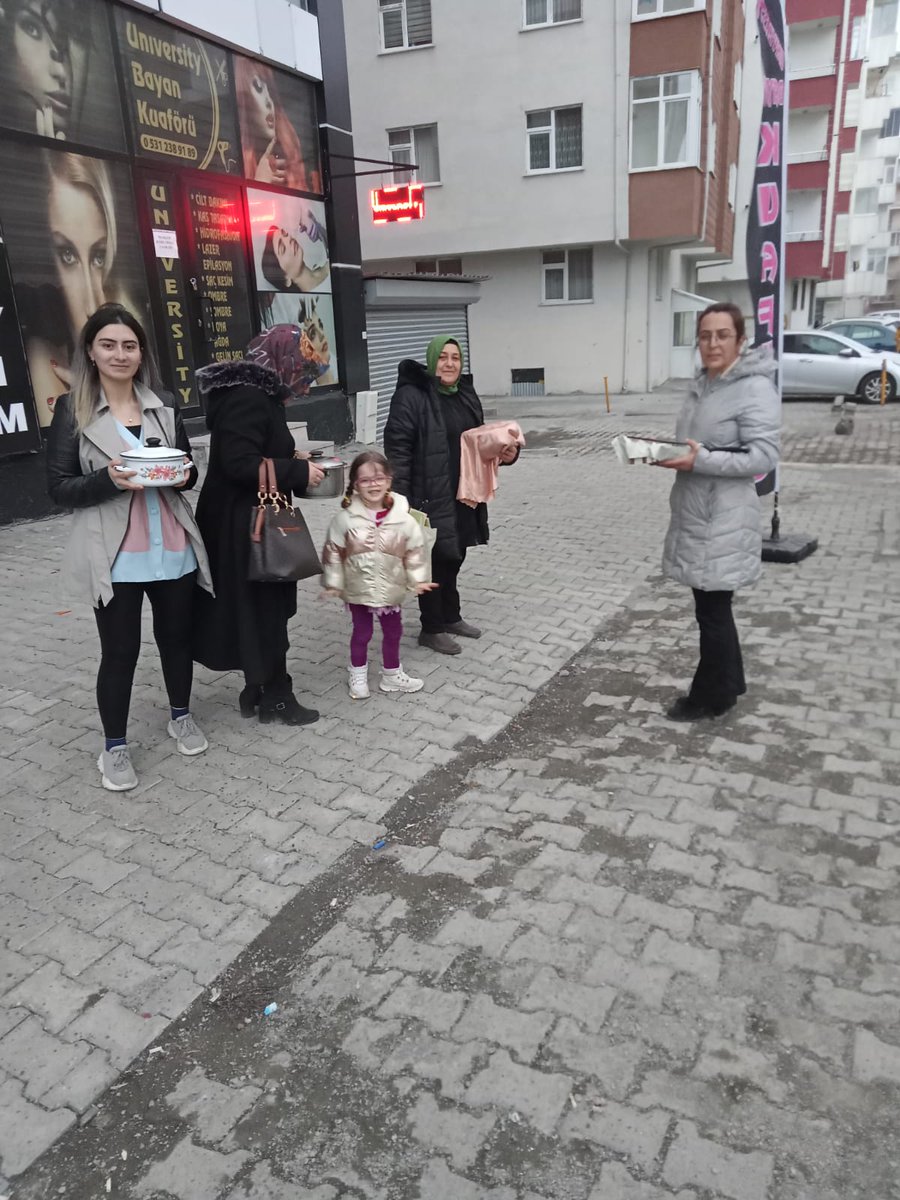 Kadın Kolları  başkanımız Selda KILIÇ ,İl başkanimiz Kaan KOÇ' un eşi Selin KOÇ  ve Teşkilatımız ike  birlikte bugün iftar ve ev ziyaretlerimizde Sayın Cumhurbaşkanımızın selamlarını ileterek iftar sofralarında gönüllere girmeye devam ediyoruz.