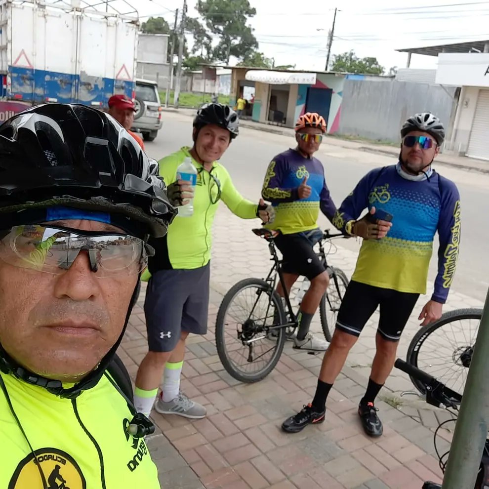 panasenbicigye's tweet photo. Sí caminas solo, irás más rápido. Si caminas acompañado, llegarás más lejos.

.
.
.
.
.

#rutaconmemorativa #200km  #camaradería 
 #RespetoAlCiclista #EnCasaMeEsperan #stylelife #bicicleta #unidosporlabici #naturaleza https://t.co/vOZESKTsiW