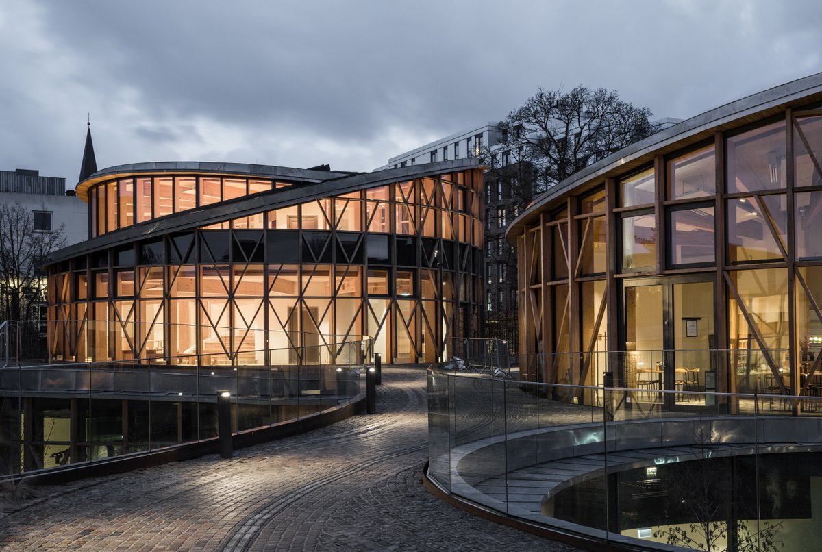 arquitect_viva's tweet photo. Nuevo Museo Hans Christian Andersen, Odense
Kengo Kuma
Situado junto a la casa natal del escritor danés, el museo busca reflejar la dualidad de los opuestos presente en la obra de Andersen. Una serie de volúmenes cilíndricos se conectan tangecialmente…
https://t.co/UNkhDGCOS8 https://t.co/TyekggPxGO