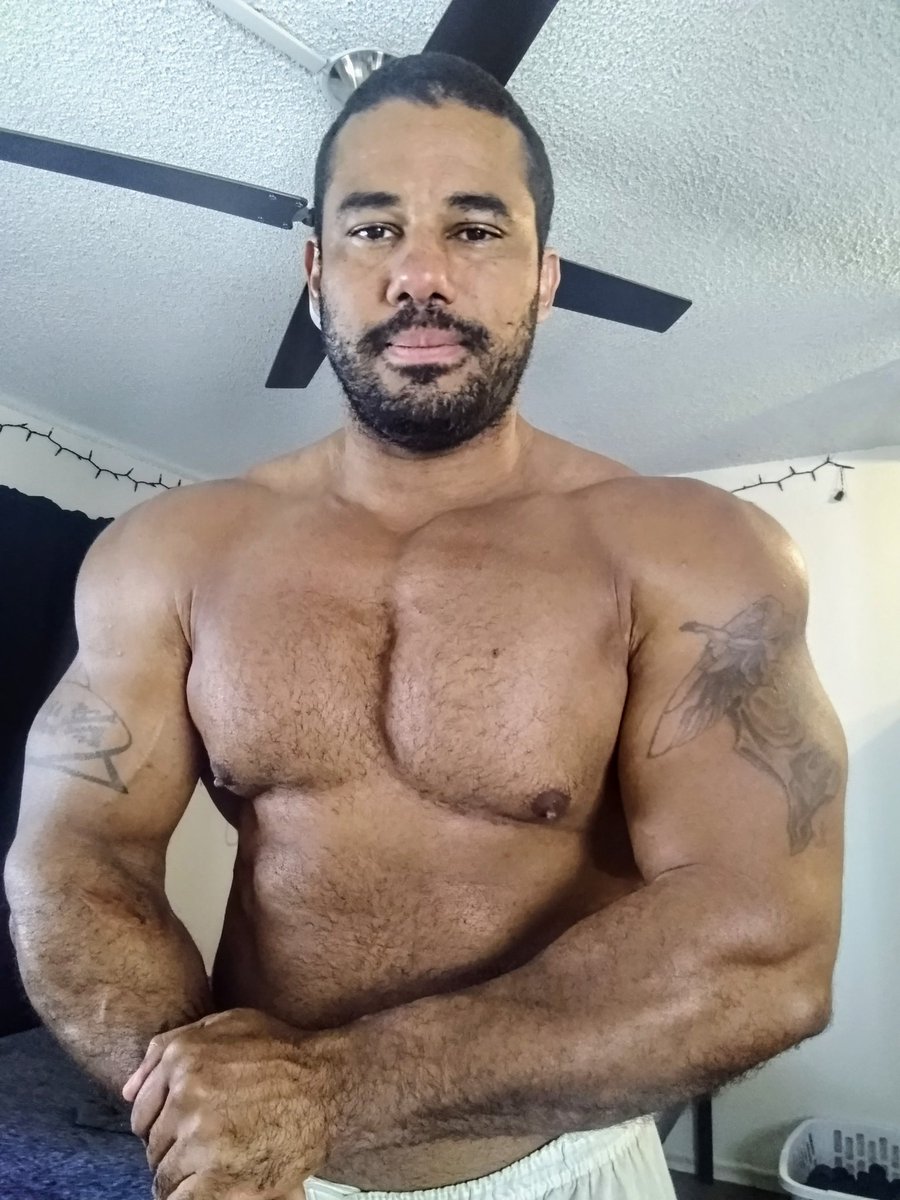 samsonbiggz's tweet photo. Not bad for 41 #samsonbiggz #kingofarizona #musclegodsamson #malemodel #maleonlyfansmodel #onlyfans #musclehunk #musclestud #musclegod #Influencers #investor #businessman #entrepreneur #crypto #bakedbeansminer https://t.co/rGHo9tp3L4