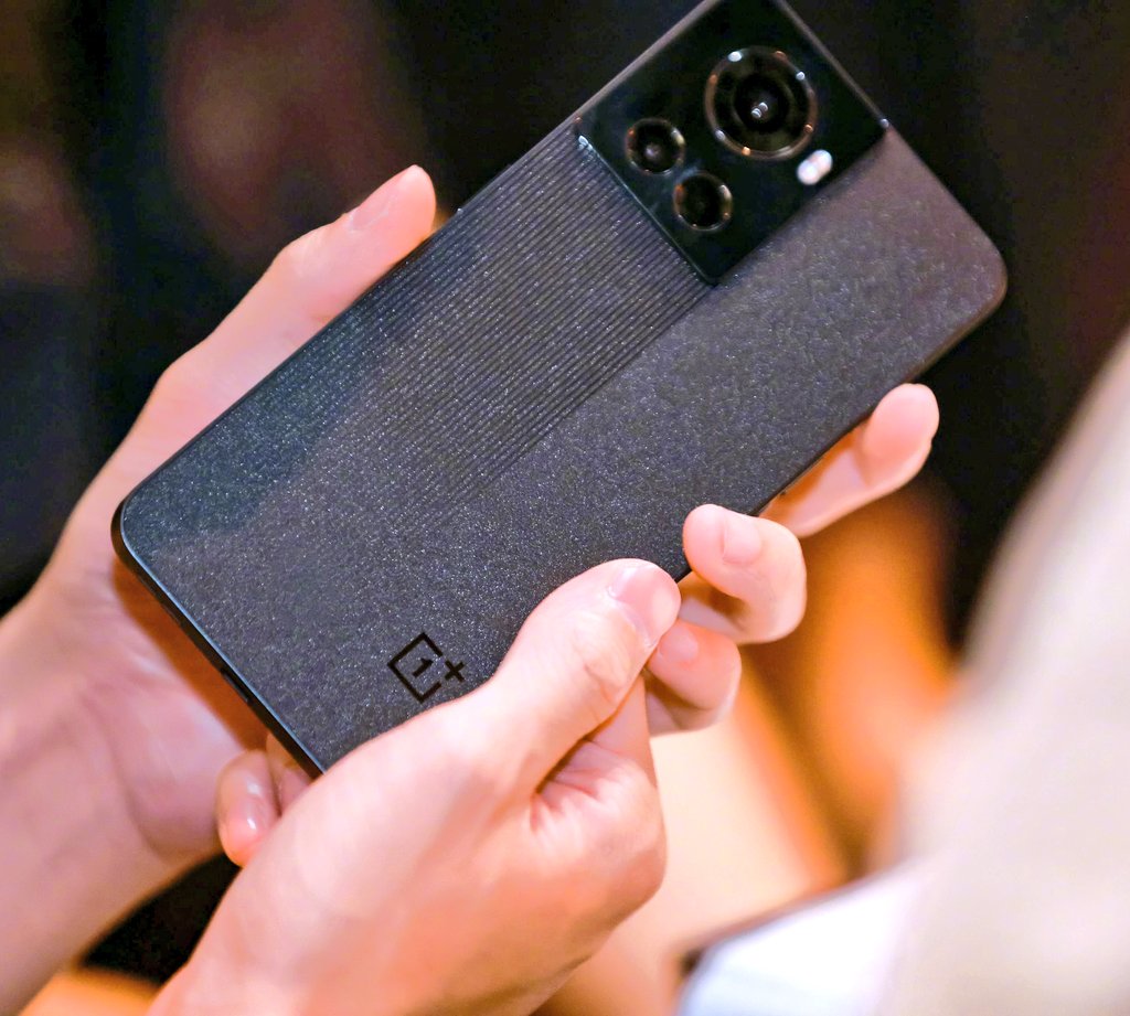MobNfo's tweet photo. #Oneplus 10R price & specs
• 6.7″ FHD+ AMOLED 120hz Dis
• #Dimensity8100max
• 50MP {IMX766} + 2MP macro triple rear & 16MP front
• 8,12GB RAM
• 5000mAh (80W, 150W in 12+256GB)
• OxygenOS 12 on android 12
8GB: ₹38,999
12GB: ₹44,999
Sale: 4th May
#OnePlus10R5G #India https://t.co/QjkbnhbqXD