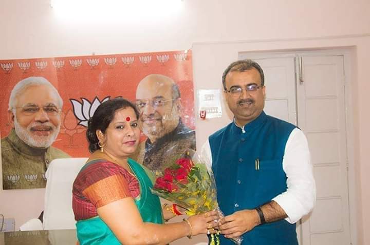 PrafulRajPandey's tweet photo. 🌹 #Happy_marriage_anniversary  🌹

आदरणीय जीजाजी माननीय स्वास्थ मंत्री मंगल पांडेय जी और उर्मिला दीदी को शादी के सालगिरह पर बहुत बहुत बधाई🌹 

मां विंध्यवासिनी की कृपा एवं आशीर्वाद आप और आपके परिवार पर सदा बनी रहे।
@mangalpandeybjp https://t.co/19ZPrnJeMD