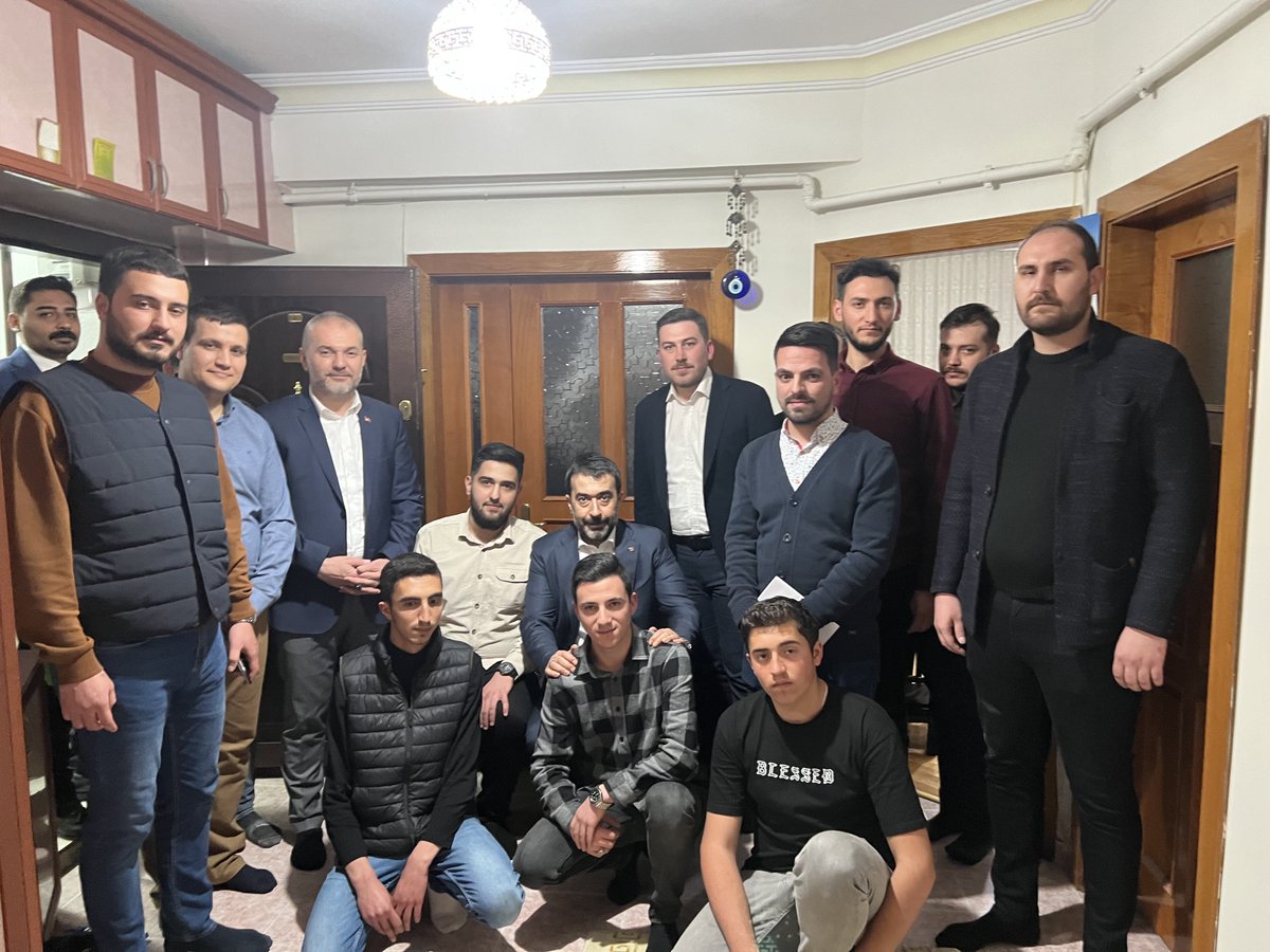İl Başkanımız <a href="/hakanhanozcan/">Hakan Han ÖZCAN 🇹🇷</a>, İl Başkan Yardımcılarımız <a href="/hakanarol/">Hakan AROL🇹🇷</a>, <a href="/mchtylmz/">Mücahit Yılmaz 🇹🇷🇵🇸</a> ve İl Yönetim Kurulu Üyelerimiz ile #Yenimahalle'mizde bulunan öğrenci evinde genç kardeşlerimizin sahur sofralarına oturduk. 

Gece gündüz demeden gönül köprüleri kurmaya devam edeceğiz