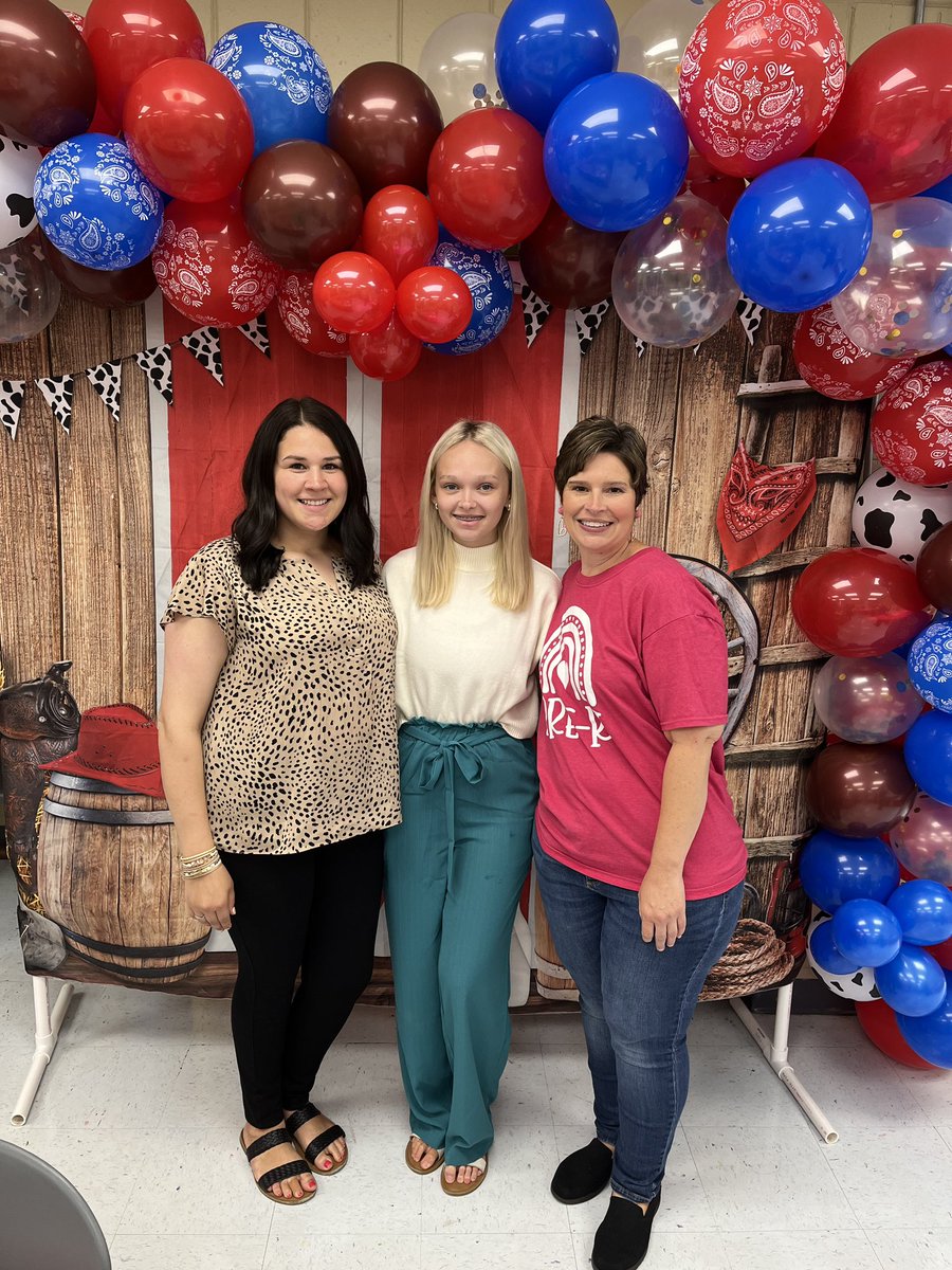 seventhwardelem's tweet photo. Seventh Ward has the “Best in the West” and that includes our students and their families! Thank you for sending snacks or volunteering your time today! 🐾 https://t.co/gHIrQa0kjv