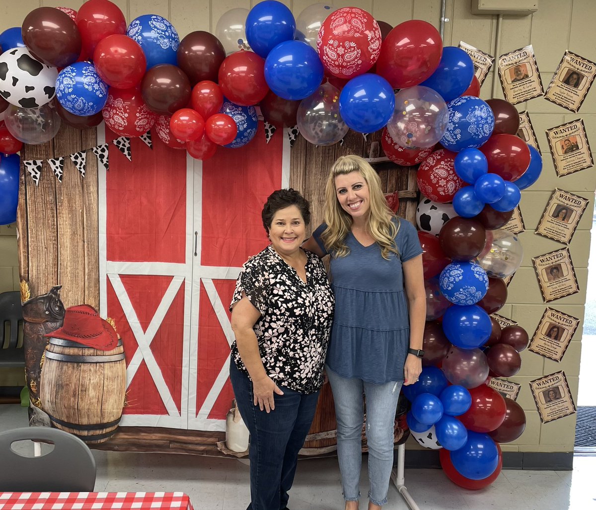 seventhwardelem's tweet photo. Seventh Ward has the “Best in the West” and that includes our students and their families! Thank you for sending snacks or volunteering your time today! 🐾 https://t.co/gHIrQa0kjv