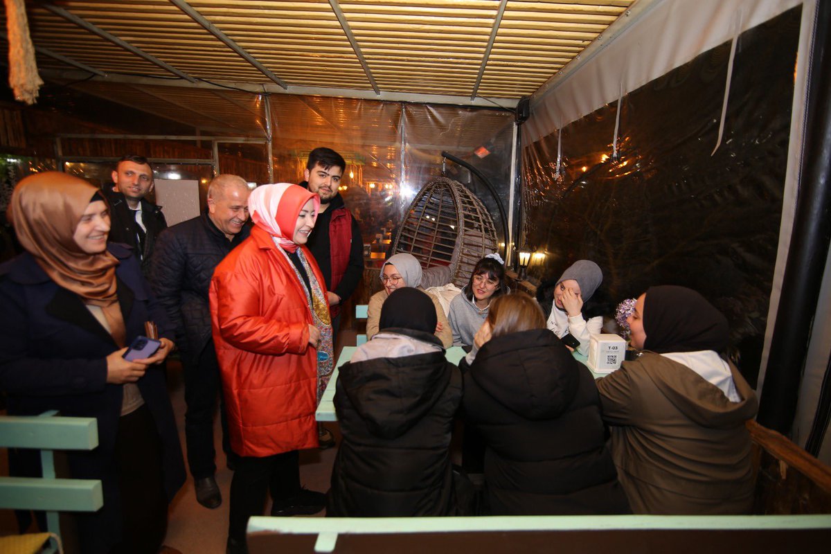 AKGencGeyve1's tweet photo. Gençlerin ablası milletvekilimiz Çiğdem Erdoğan Atabek ile ilçemizde ki kafeteryada genç kardeşlerimiz ile buluşup hoş sohbette bulunduk 😊 https://t.co/ZwcxkLr56h