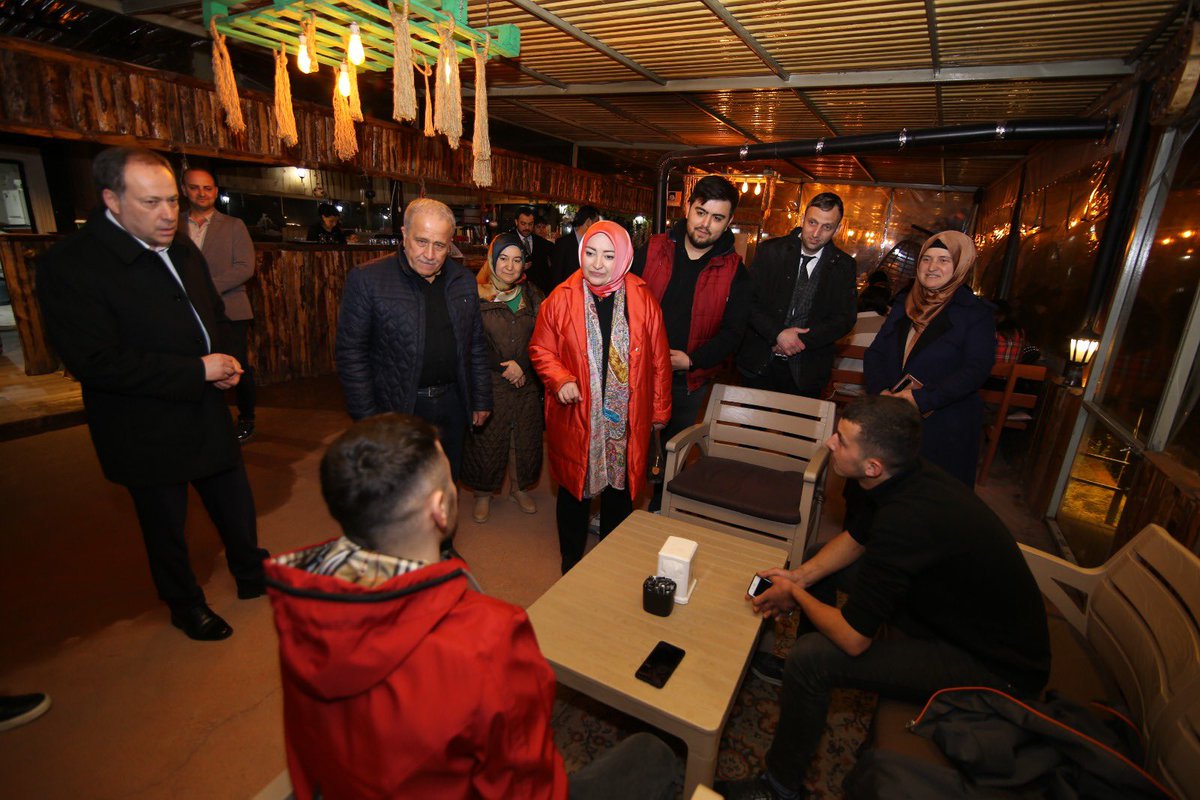 AKGencGeyve1's tweet photo. Gençlerin ablası milletvekilimiz Çiğdem Erdoğan Atabek ile ilçemizde ki kafeteryada genç kardeşlerimiz ile buluşup hoş sohbette bulunduk 😊 https://t.co/ZwcxkLr56h