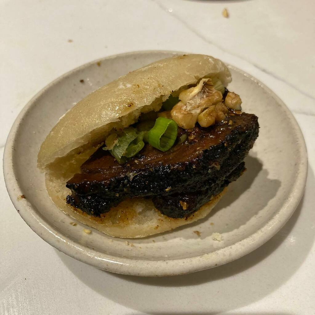johncyril's tweet photo. Inspired by @mrbaouk tonight
Not as good as the real deal, but a fine first attempt!
#homemade #smoked #brisket
#bourbonhoney #glaze
#sourdough #bão https://t.co/PvE0xtwP6f https://t.co/P5Eog8alnM