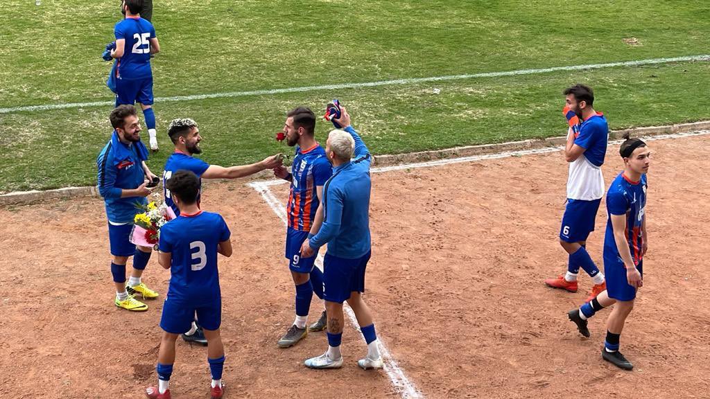 Rönesans tablosu gibi resmen sanat eseri ..

Eynesil Belediyespor bir his takımıdır. 

#Kenetlendik🏆