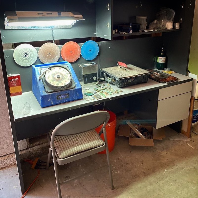 HiTechDiamond's tweet photo. Duane and Tania created a studio in their garage where they can work next to each other 🤗 Duane even has his own #cabbing station 🤩 He uses #HiTechDiamond’s 8” #SlantCabber to make all his cabs. Pictured are some of the cabs he's recently made for his wife 😍 https://t.co/2hzbH0CunE