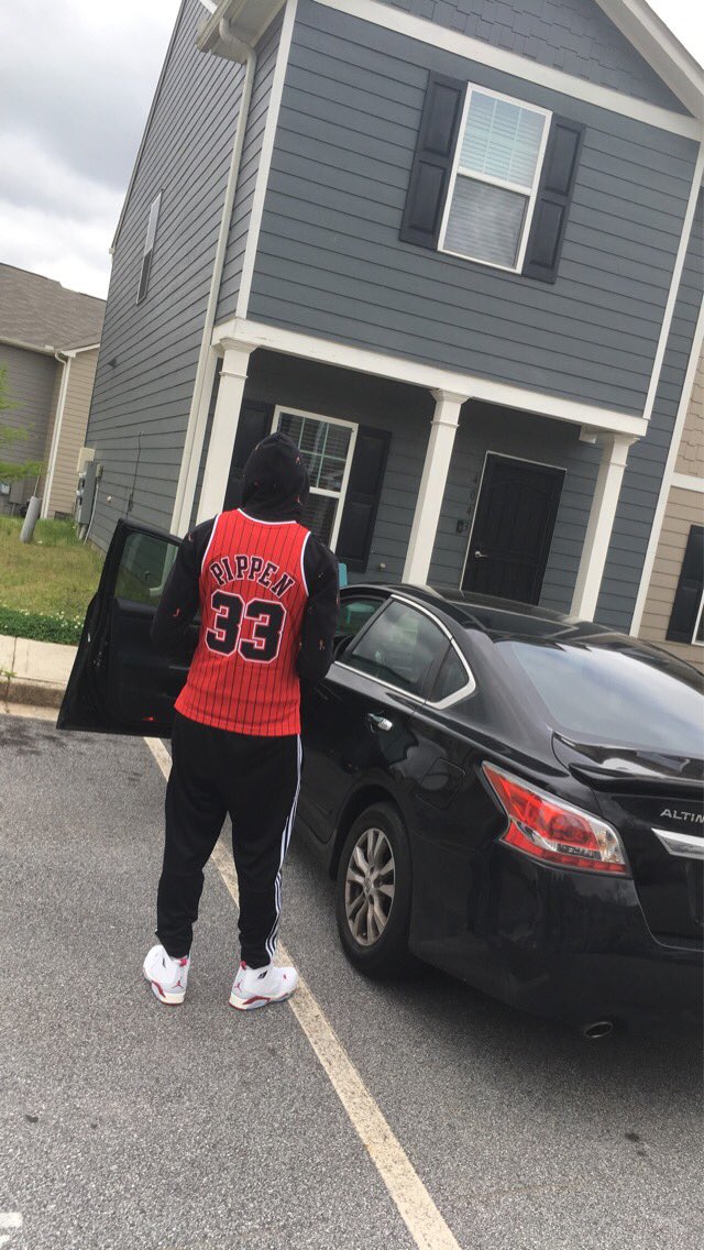 _11AM_'s tweet photo. Last year this time. On MARTA. On the couch in my homie living room. Two jobs not enough money between the two. 

33: Car. House. My brother living with me. One job heavy bag. My first pair of Jordans.

#HappyBirthday to Me. https://t.co/EWpppvV0OI