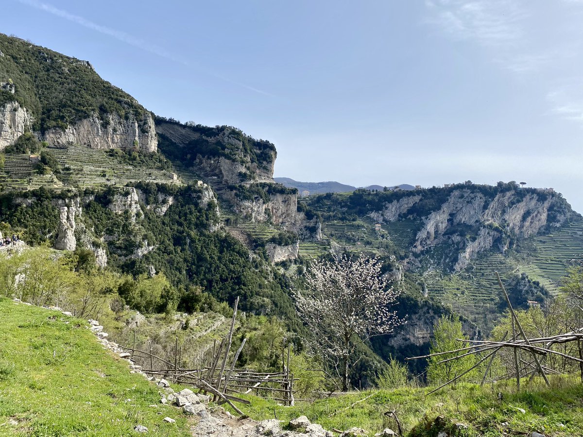 TCKinFC12's tweet photo. How many breathtaking scenery can there be? Endless apparently.😊💚🌏#AmalfiCoast #Capri #PathoftheGods #Italy https://t.co/y47YKeNC9n
