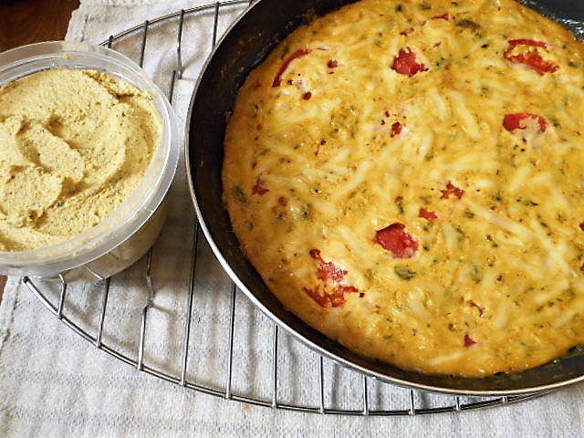 Aaand yesterday, using more #leftovers 😉 LOL

My #mushroom/#pepper #risotto (see previous tweet) + #JustEgg + #tomatoes + #EarthGrownVegan mozzarella shreds = one #awesome #frittata 

More of my #homemade #Roasted #Garlic & herb #Vegan #CreamCheese 🥰

#plantbased #Cooking  🌱👩‍🍳