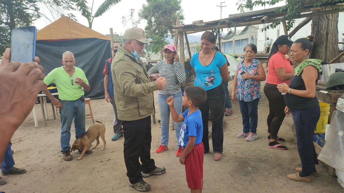 dcabellor's tweet photo. Hablé con el Presidente Maduro, me fui a Guatire, visité a los hermanos y hermanas que atropellados por la policía municipal, por órdenes del alcalde, destrozaron todo, viviendas, siembras, árboles centenarios. Exigimos justicia, vamos a fondo. Nosotros Venceremos!! https://t.co/s4f7YGOtIy