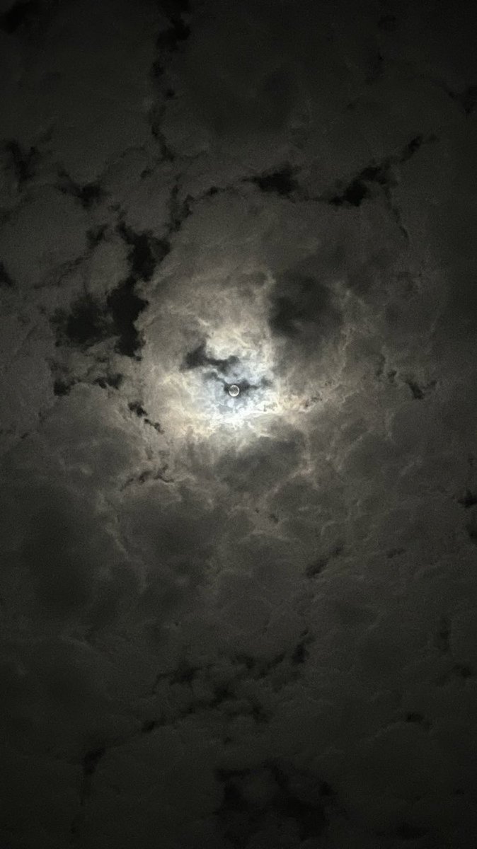 ili1w's tweet photo. شف القمر في كل حالاته جميل
حتى وهو يدنى ورا غيمة سحاب https://t.co/NRBOtzZuRu