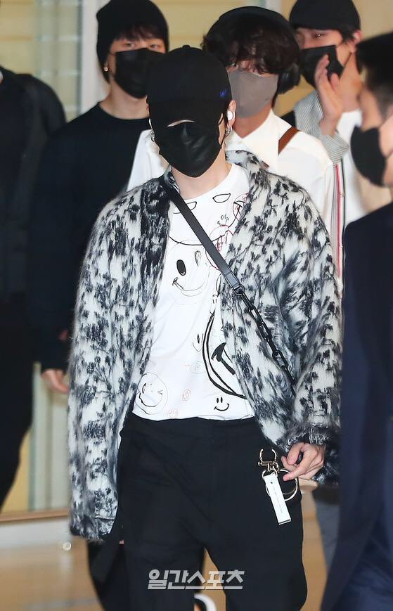 pm5_twt's tweet photo. 윤기 입국 기사사진 ✈️ https://t.co/ELviHpbbtf