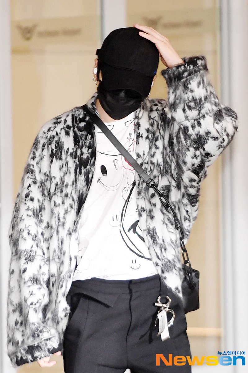 pm5_twt's tweet photo. 윤기 입국 기사사진 ✈️ https://t.co/ELviHpbbtf