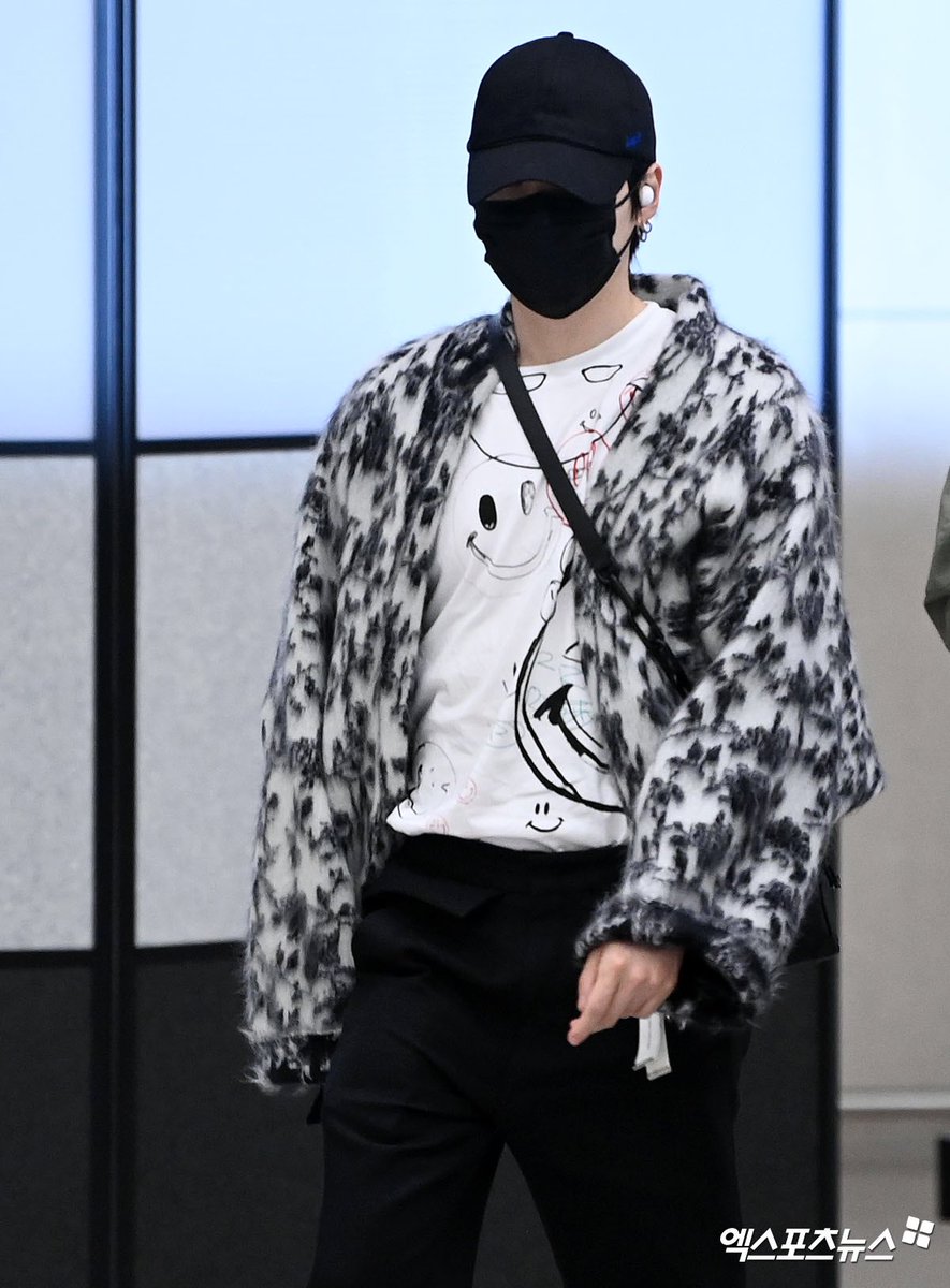 pm5_twt's tweet photo. 윤기 입국 기사사진 ✈️ https://t.co/ELviHpbbtf