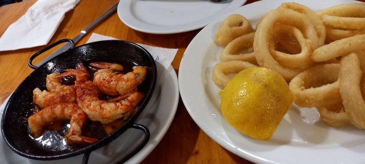 PlanetaSalao's tweet photo. Por qué se #acaban las #vacaciones??? Con lo rico que estaba todo!!!! 🤤😜😜😜😜
Queremos más vaca-raciones!!!!
#raciones #racioneo #calamares #ensaladilla #gambito #gambas #champiñones https://t.co/0Tbac1oPpY