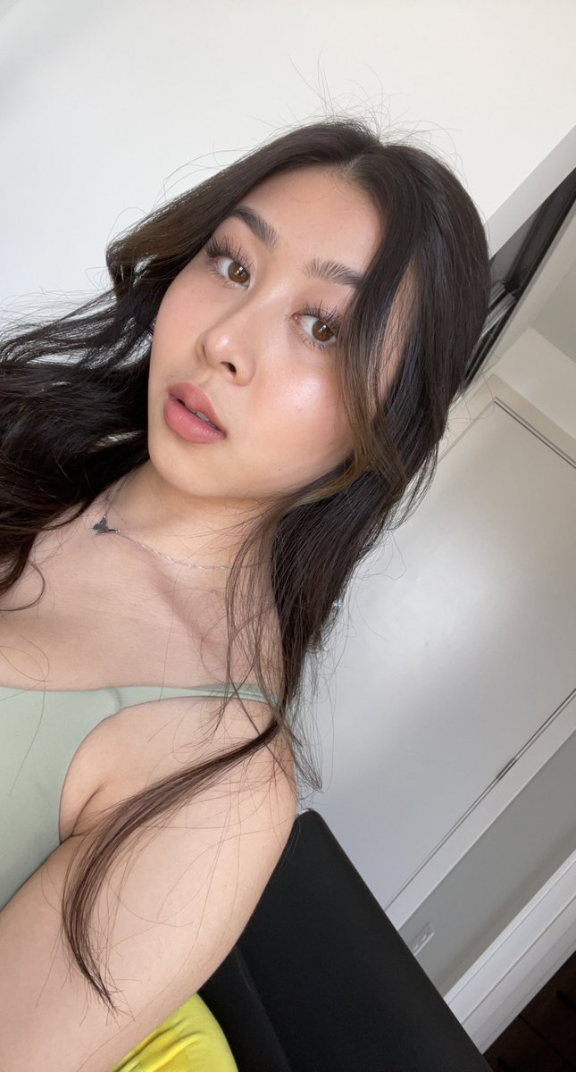 trinale__'s tweet photo. Blessing your Monday with near identical selfies🤠 https://t.co/0aduh6WynZ
