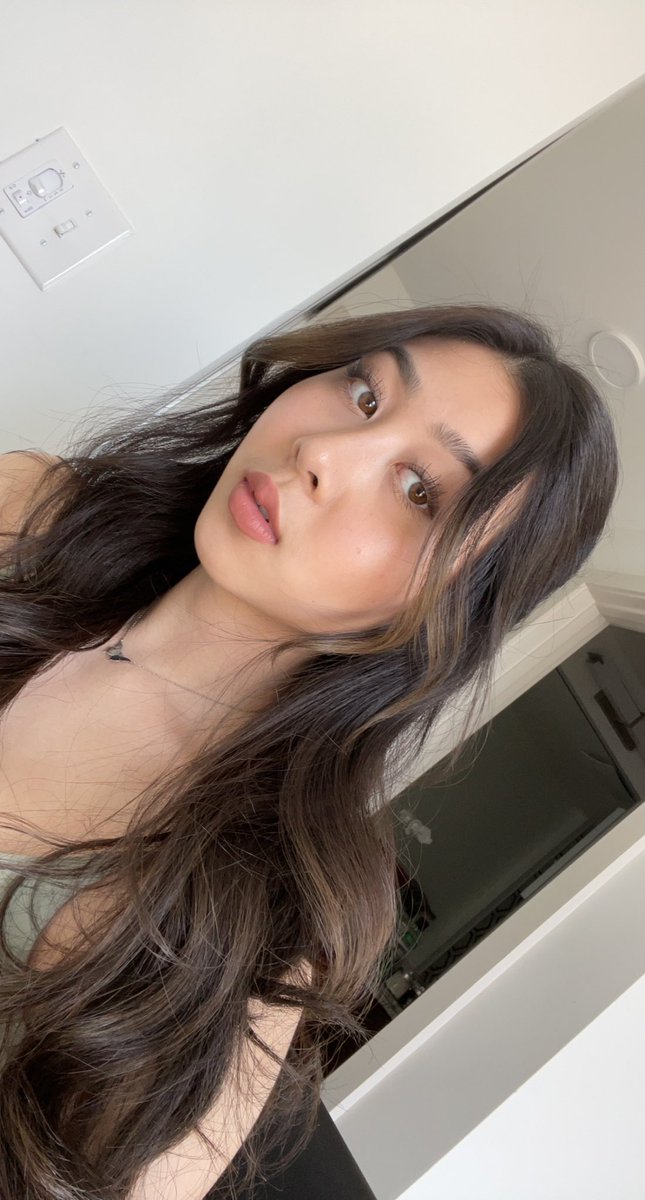 trinale__'s tweet photo. Blessing your Monday with near identical selfies🤠 https://t.co/0aduh6WynZ