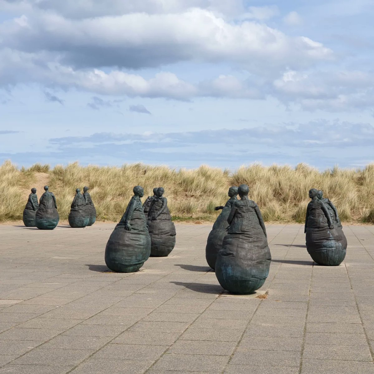 yimin_ng's tweet photo. An afternoon well spent at South Shields today with my two friends.
Arbeia -> The Weebles -> Littlehaven Beach -> Ferry
#SouthShields #Arbeia #RomanFort #Littlehaven #Beach #TheWeebles #BronzeStatue #Plodging #NorthEastEngland #UnitedKingdom #BackToUK https://t.co/SCwrvizD5L