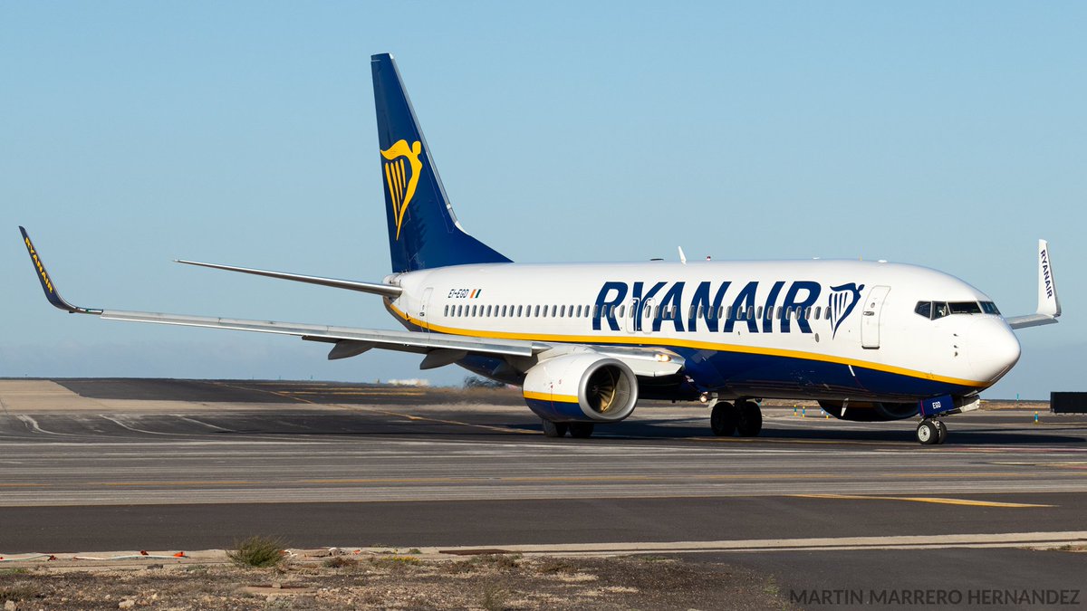 TNFspotting's tweet photo. Boeing 737-800 de @Ryanair en el punto de espera de Tenerife Sur 🛫 https://t.co/WAPBdUA6j9