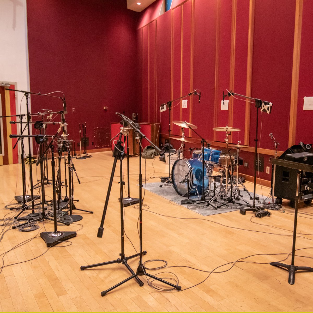 allblackbird's tweet photo. #stereomic techniques in Studio A! #micmonday 🎤 https://t.co/FyUwTbIMAf