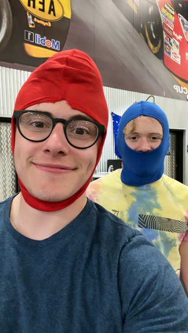 2 pic. Choose your fighter https://t.co/lvUurpkU54