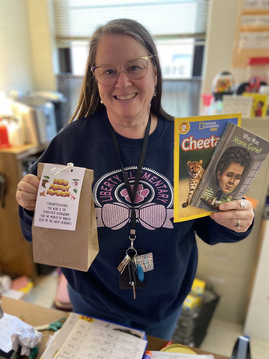 LES_MediaCenter's tweet photo. The Media Center Prize Patrol was out today rewarding students and teachers for being “Wild about Reading”! SORA Superstars, Beanstack Bookworms, Choice board and bracket winners scored treats and new books! More prizes going out tomorrow! #getCCSDreading @CcsdMedia @LibertyES1 https://t.co/FfMcHSWy9e