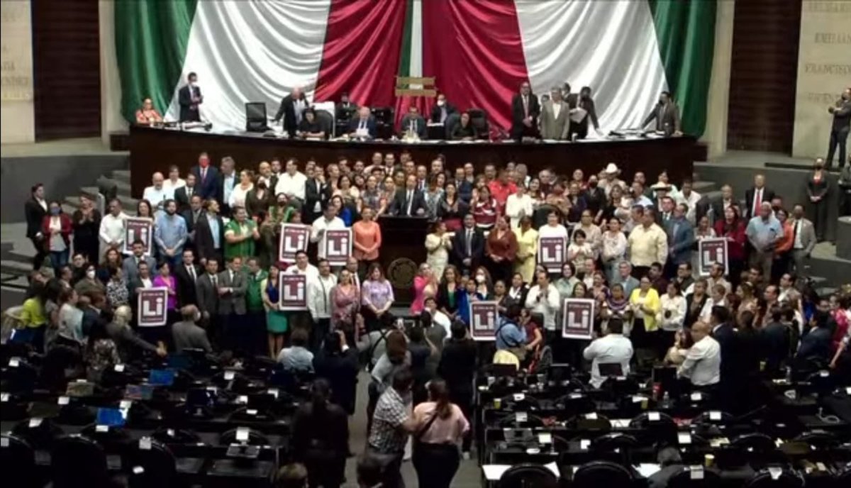 AlfonsoDurazo's tweet image. Este lunes es un día histórico para nuestra soberanía nacional. Con 298 votos a favor se aprobó la reforma del presidente @LopezObrador_, a la Ley Minera, con lo que se garantiza que el #litio sea propiedad de la nación, de todas y todos los mexicanos… 
1/2