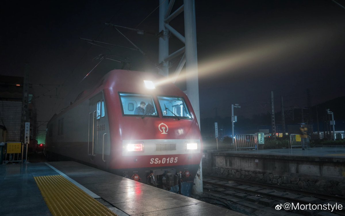 SakunaiHinata's tweet photo. 遠ざかる跨越のタイムズ
中国鉄道第6回速度向上から15年
15年過ぎて、あの素晴らしい時代もう二度が戻ってこない
その一
写真:Mortonstyle
#おはようトレイン #中国鉄道 #DF11G #SS9G #ディーゼル機関車 #電気機関車 #江蘇 #徐州 https://t.co/1B1qUJyrB8