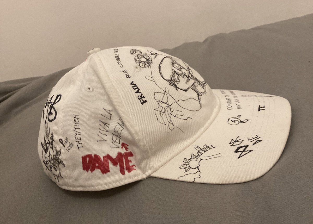 charlierroz's tweet photo. Voy a vender gorras tuneadas para intentar pagar una parte de mi mastectomía. El precio ronda los 15 euros, en función de la dificultad del dibujo. 
Si alguien quiere alguna que me escriba:)
Agradecería difusión 💖💖💖💖 https://t.co/f9oKbRU361