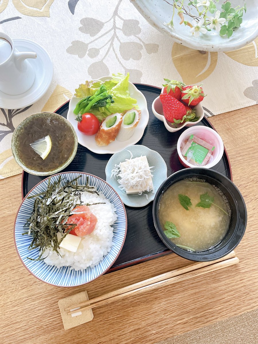 おはようございます✨ FFさん推しの 「明太子バター🍚」(*´꒳`*)👍✨ 美味しすぎて🍚２杯目いきそうでした笑（何とか自制🤤） 🍽明太子バター🍚 🍽ミニサラダ🥗 🍽もずく酢 🍽納豆 🍽一口豆