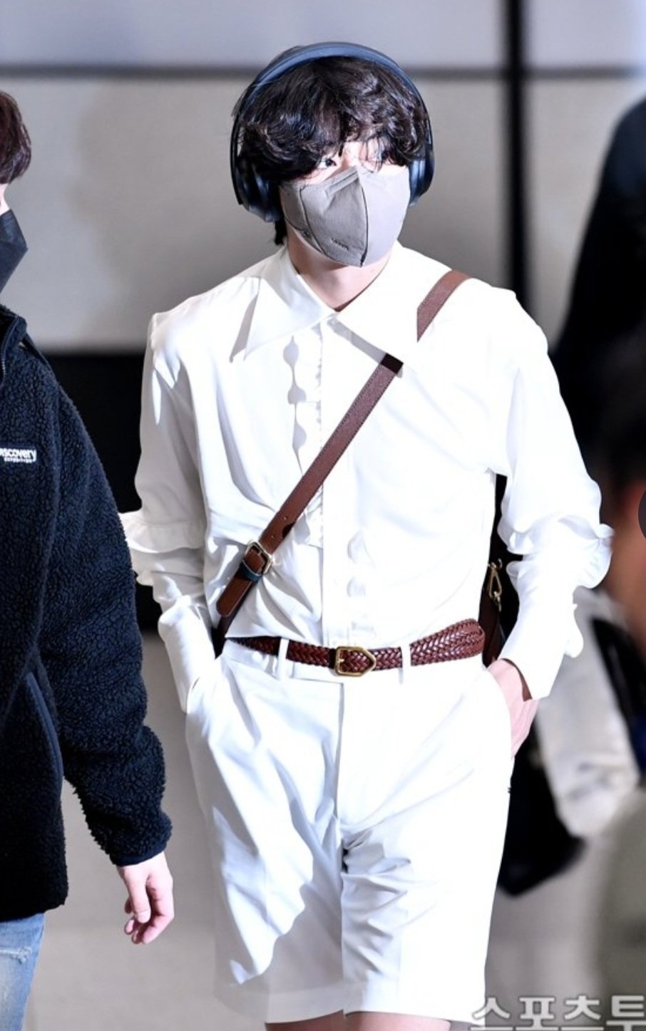 BTS leave for NYC and ARMY cannot keep calm as Kim Taehyung turns airport  into his runway again; trend 'Fashion Icon V' – view tweets