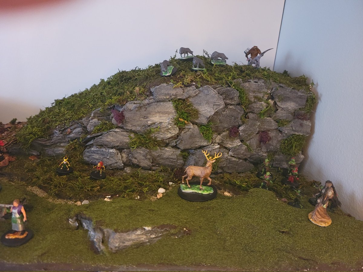 Findlay_Venom's tweet photo. Made my first #DnD #diorama for the multitudes of miniatures I've accumulated from @wizkidsgames https://t.co/yiV8zZsoF9