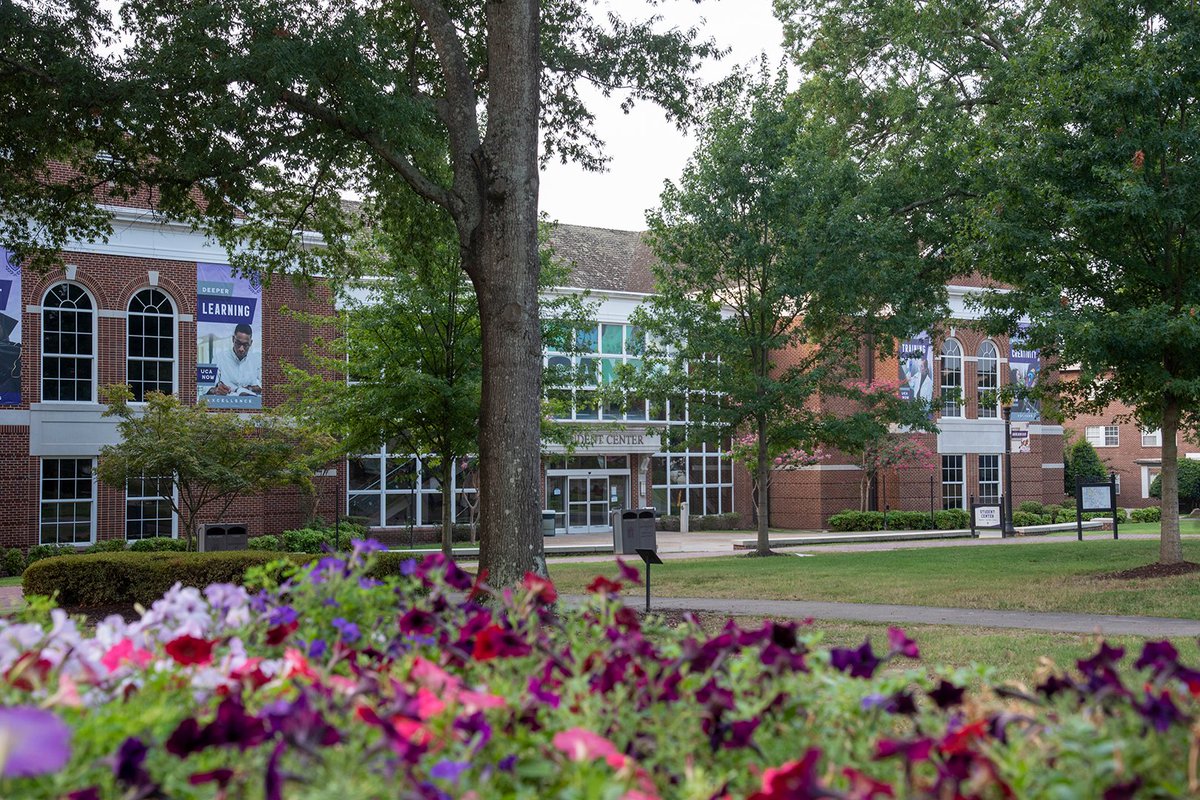 Picture yourself here at UCA – or, better yet, come for a visit! 

UCA Admissions and our student ambassadors will be conducting Spanish-language tours on Friday, April 29, so that the whole family can see what it means to be a Bear: bit.ly/3xJxwBY