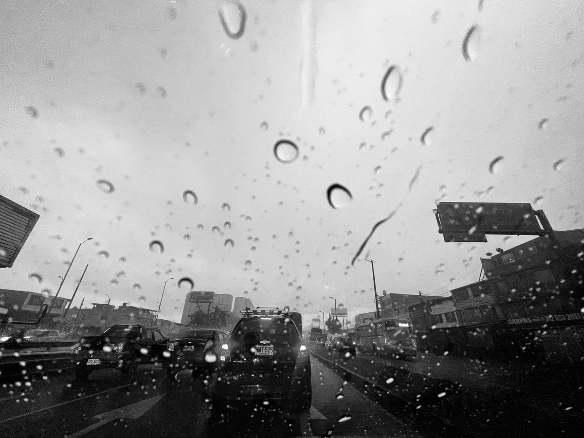 2Rollos's tweet photo. Fuerte lluvia en #Bogota, cielo gris y tráfico pesado. #2Rollos 📸
.
#lluvia #bogota #fotografia #photography https://t.co/UwB126aAQh