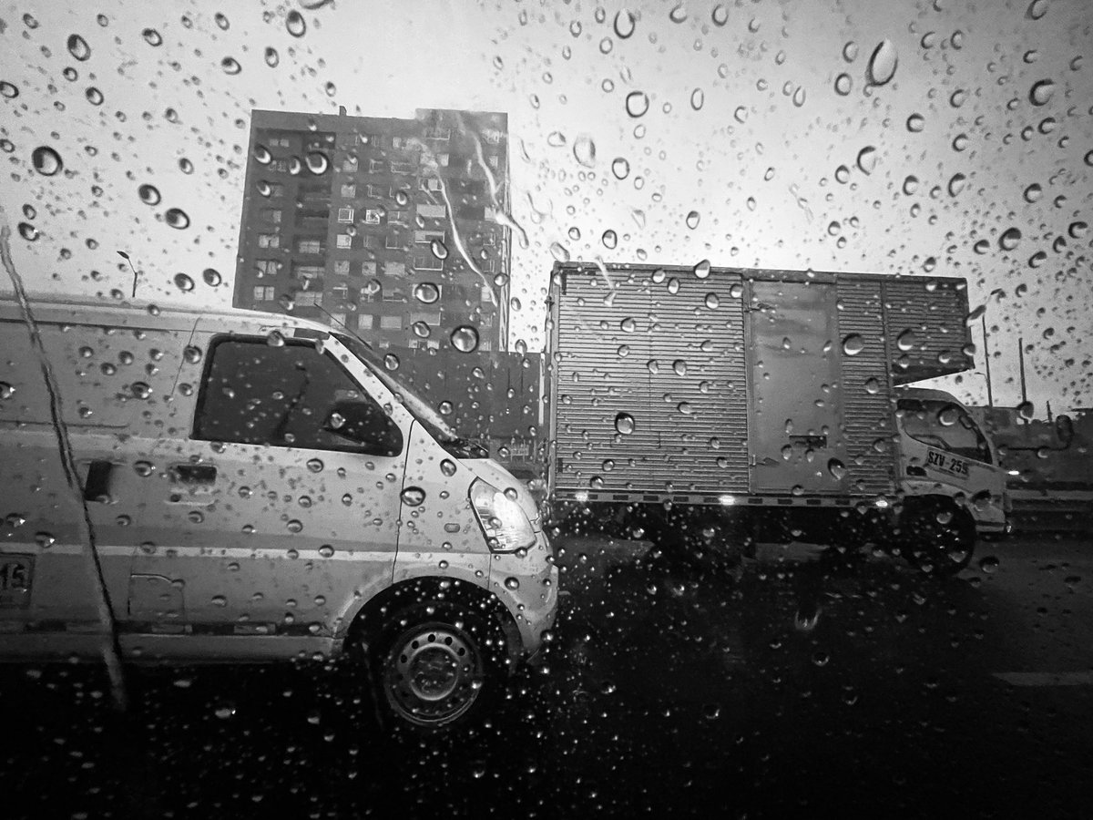 2Rollos's tweet photo. Fuerte lluvia en #Bogota, cielo gris y tráfico pesado. #2Rollos 📸
.
#lluvia #bogota #fotografia #photography https://t.co/UwB126aAQh